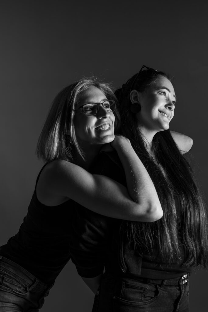 Schwarz-Weiß-Portrait einer Frau in Jeans – Lifestyle-Fotografie von Marlin Wolf und Sabrina